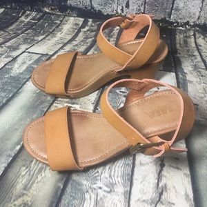 EUC 💕 MIA Size 6 1/2 Woman’s Heeled Sandles